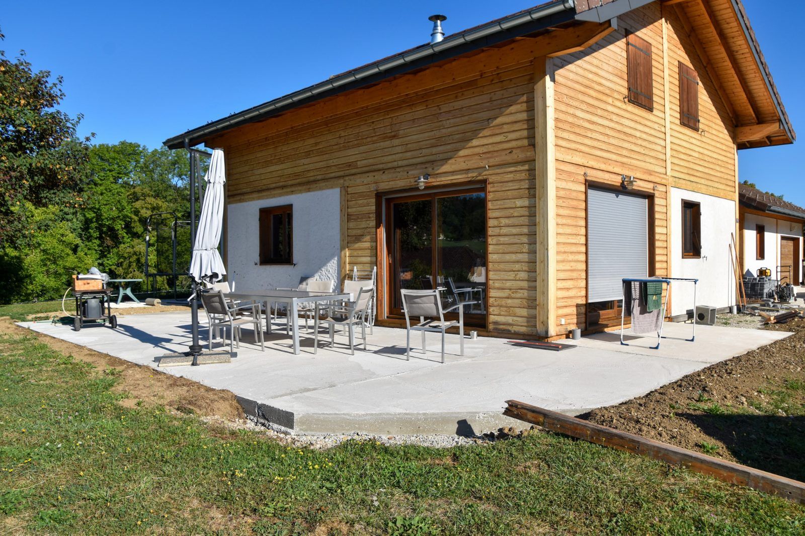 Terrasse béton terminée devant un chalet